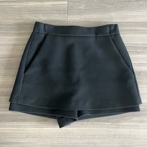TROMPE-L’ŒIL SHORTS IN CRÊPE FABRIC.